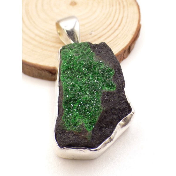 Pendentif Grenat Uvarovite sur roche-mère Pendentifs pierres naturelles PU84.1