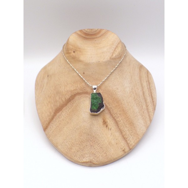 Pendentif Grenat Uvarovite sur roche-mère Bijoux en Grenat Uvarovite PU84.1