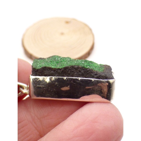Pendentif Grenat Uvarovite sur roche-mère Bijoux en Grenat Uvarovite PU84.1
