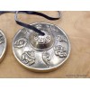 Tingshas tibétaines Signes Auspicieux argentées 7 cm Tingsha tibétaine cymbales TBDRA1