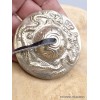 Tingshas tibétaines Dragons argentées 6,5 cm Tingsha tibétaine cymbales TBDRA2