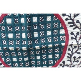 Nappe tibétaine en coton brodé rouge bleu Tentures tibétaines Bouddha NTK5