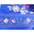 Châle népalais bleu roi brodé fleurs - Châles en laine faits main