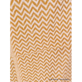 Écharpe en laine et cachemire, motif zig zag moutarde.