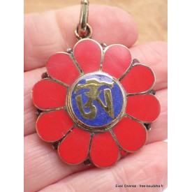 Pendentif tibétain Fleur sacrée – Résine rouge imitation corail & métal