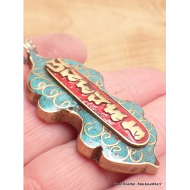 Pendentif Dordje tibétain en métal avec mantra en relief.