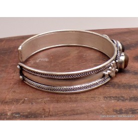 Bracelet tibétain en métal blanc avec œil de tigre.