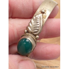 Bracelet métal jaune avec pierres vertes et motif feuille.