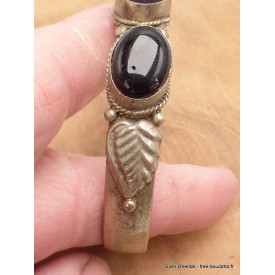 Bracelet tibétain en métal jaune avec onyx noir.