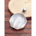 Bijou Sélénite pendentif hexagonal Pendentifs pierres naturelles LAM25.3