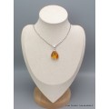 Bijou Pendentif véritable Ambre de la Baltique asymétrique Bijoux en Ambre de la Baltique CWA19.1