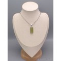 Pendentif en Cyanite verte brute serti clos Bijoux en Cyanite Verte PAC13.4-a