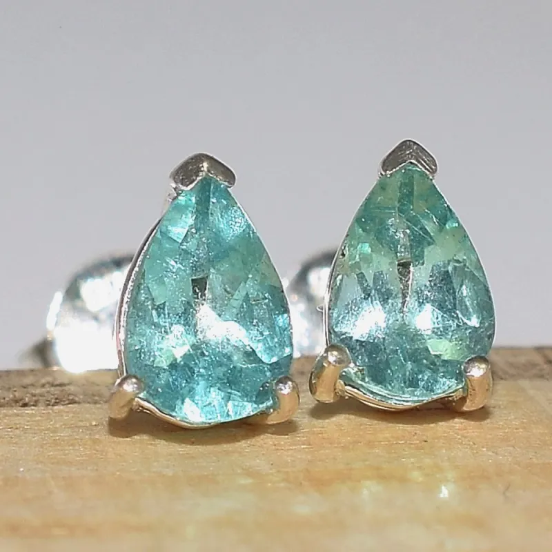 Clous d'oreilles Apatite bleu néon facettée - Bijoux en Apatite bleue