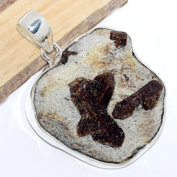 Imposant Pendentif pierre Staurolite porte-bonheur - Bijoux en Staurolite