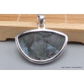 Pendentif Pierre de Lune noire larvikite semi-rond Pendentifs pierres naturelles PU71.2