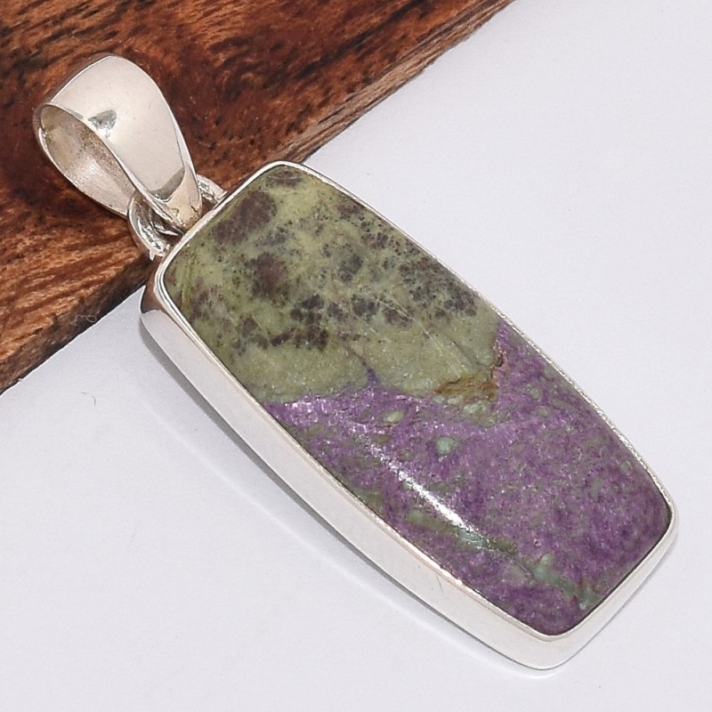 Pendentif en pointe Stichite sur Serpentine 