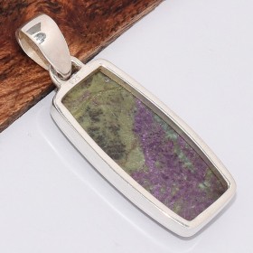 Pendentif Stichite sur Serpentine rectangulaire Bijoux en Stichtite BK10.2