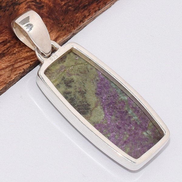 Pendentif Stichite sur Serpentine rectangulaire Bijoux en Stichtite BK10.2