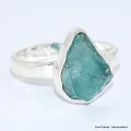 Bague en Apatite bleue néon brute taille 60 - Bijoux en Apatite bleue