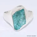 Chevalière bague en Apatite bleue néon brute taille 59 - Bijoux en Apatite bleue