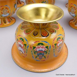 Sept bols d'offrandes bouddhistes en métal décoré 
