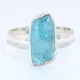 Bague asymétrique en Apatite bleu néon taille 60 