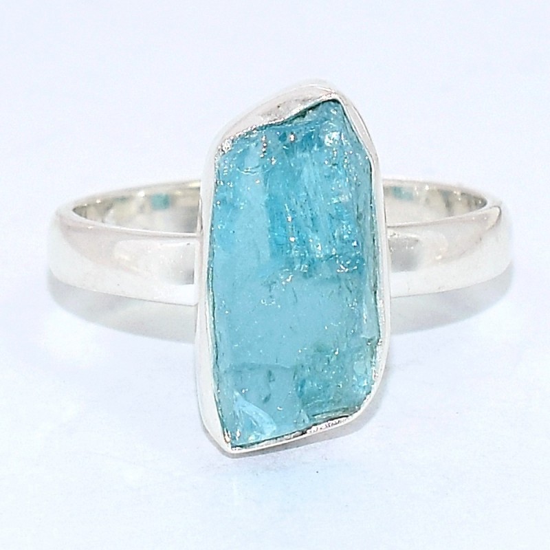 Bague asymétrique en Apatite bleu néon taille 60 