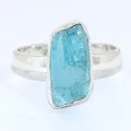 Bague asymétrique en Apatite bleu néon taille 60 - Bijoux en Apatite bleue
