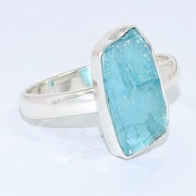 Bague asymétrique en Apatite bleu néon taille 60 