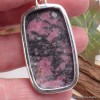 Grand pendentif rectangulaire en Rhodonite Pendentifs pierres naturelles TUV8.3