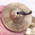 Tingshas tibétaines antiques mantra de Cherezi 7,6 cm - Objets rituels bouddhistes