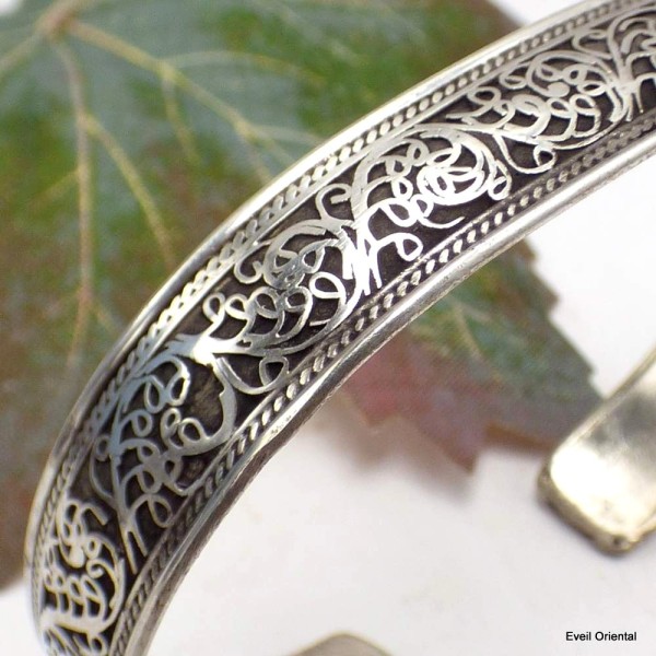 Bracelet tibétain ciselé en métal blanc Bracelets tibétains bouddhistes ref 3533