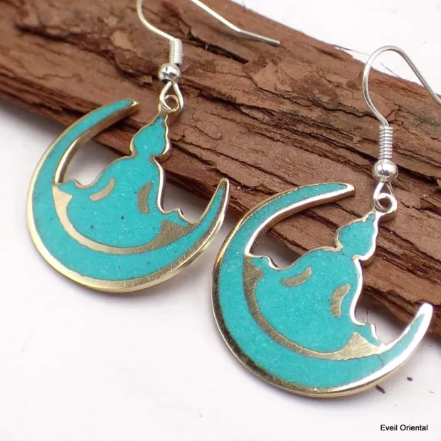 Boucles d'oreilles tibétaines Bouddha sur demi-lune - Boucles d'oreilles tibétaines