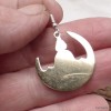 Boucles d'oreilles tibétaines Bouddha sur demi-lune Boucles d'oreilles tibétaines PBO1