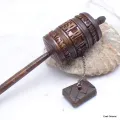 Moulin de prière bouddhiste os sculpté 17 cm - Moulins à Prières tibétains