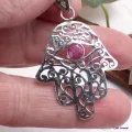 Pendentif Main de Fatma argent rubis - Pendentifs pierres naturelles