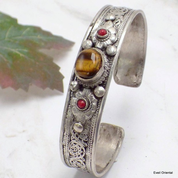 Bracelet tibétain Oeil de Tigre et perles Bracelets tibétains bouddhistes ref 28.3-a