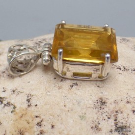 Pendentif Fluorite Jaune facettée détail bélière Bijoux en Fluorite KC26.5