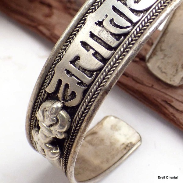 Bracelet tibétain métal blanc Mantra de Chenrezi Bracelets tibétains bouddhistes BT9