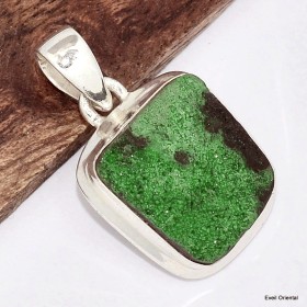 Petit pendentif en Grenat Vert Bijoux en Grenat Uvarovite KC34.3