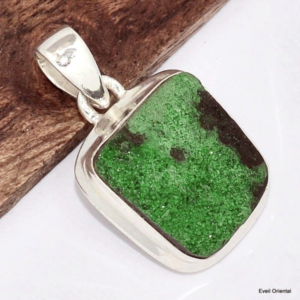 Petit pendentif en Grenat Vert Bijoux en Grenat Uvarovite KC34.3
