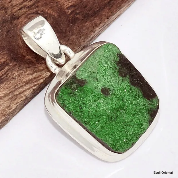Petit pendentif en Grenat Vert - Bijoux en Grenat Uvarovite