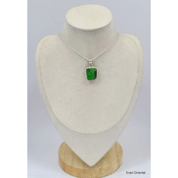 Petit pendentif en Grenat Vert Bijoux en Grenat Uvarovite KC34.3