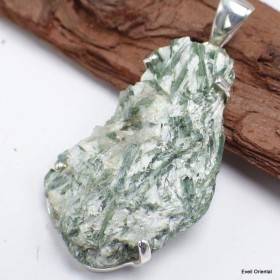 Pendentif Smaragdite Actinolite verte brute 