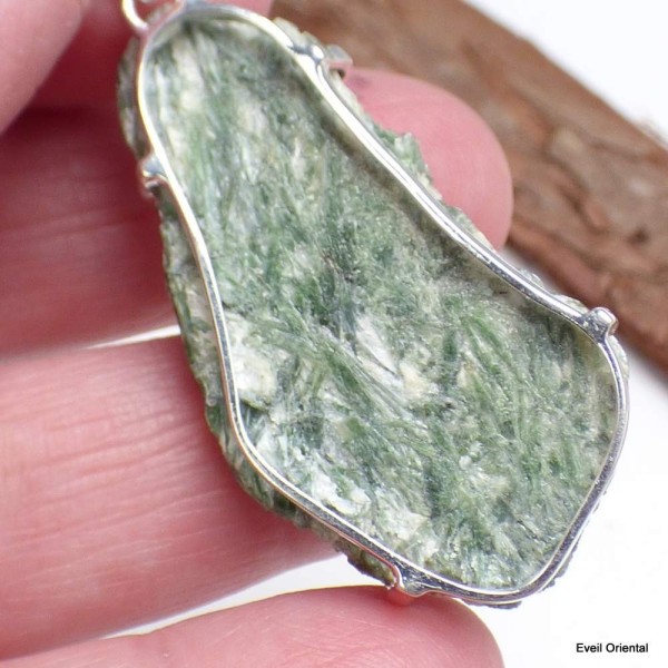 Pendentif Smaragdite Actinolite verte brute Bijoux en Actinolite KC36.2
