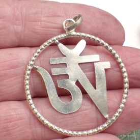 Pendentif Om tibétain encerclé métal blanc Bijoux tibetains bouddhistes ref 2339