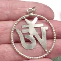 Pendentif tibétain symbole Om encerclé métal blanc - Pendentifs tibétains bouddhistes