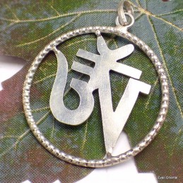 Pendentif Om tibétain encerclé métal blanc Bijoux tibetains bouddhistes ref 2339