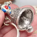 Porte-clé bouddhiste cloche et dorjé métal blanc - Amulette bouddhiste, porte-clé