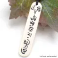 Collier tibétain Mantra vertical gravé sur os blanc - Colliers tibétains et népalais